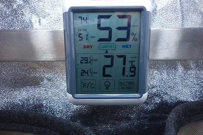 Ein digitales Hygrometer und Thermometer zeigt eine Luftfeuchtigkeit von 53% und eine Temperatur von 27,9°C an.