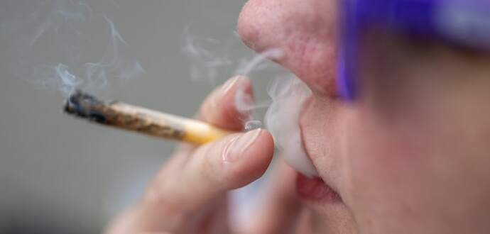 ARCHIV - 14.06.2024, Berlin: Eine Frau raucht auf der Hanfmesse «Mary Jane» ihren Joint. (zu dpa: «Veranstalter erwarten 60.000 Besucher auf Cannabis-Messe») Foto: Monika Skolimowska/dpa +++ dpa-Bildfunk +++