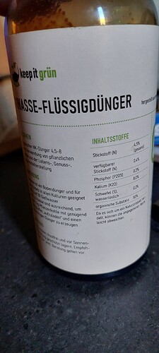 Eine Flasche Vinasse-Flüssigdünger der Marke 'keep it grün' mit detaillierten Inhaltsstoffangaben.