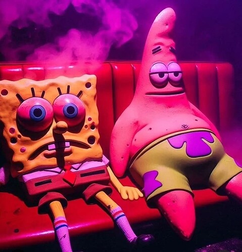 Spongebob und Patrick sitzen auf einer roten Couch und rauchen. Sie sind von pinkem Rauch umgeben und haben rote, glasige Augen.