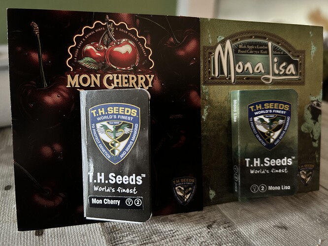 Zwei Packungen Samen von T.H.Seeds, eine mit dem Namen 'Mon Cherry' und die andere mit 'Mona Lisa'.