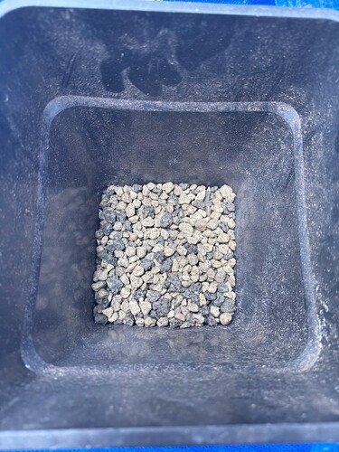 Etwas Granulat gegen Staunässe