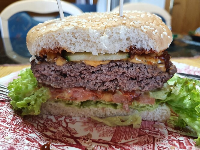 Burger, 200 g Patti, Speck, Tomate, Gurke, Salat, Zwiebel, Käse, 2 Sossen