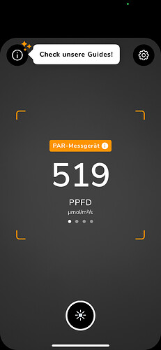 Screenshot einer Smartphone-App, die einen PAR-Messwert von 519 PPFD anzeigt. Oben links gibt es eine Info-Schaltfläche mit der Aufschrift 'Check unsere Guides!'.
