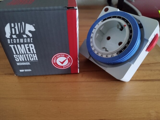 Eine mechanische Zeitschaltuhr von Bearware neben ihrer Verpackung.