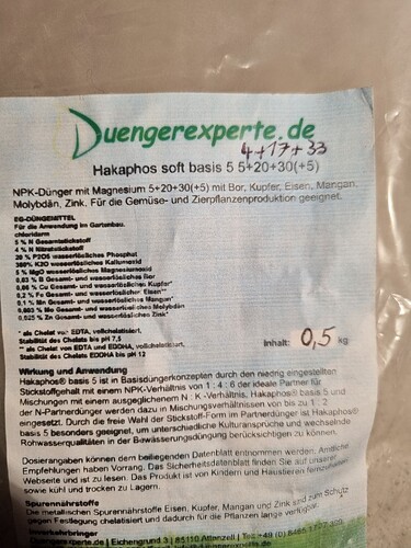 Ein Sack Dünger der Marke "Duengerexperte.de" mit dem Namen "Hakaphos soft basis 5 5+20+30(+5)".
