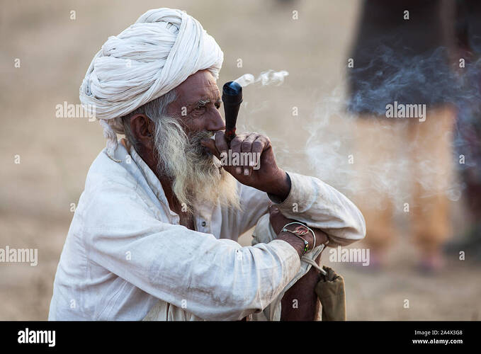 rajasthani-mann-rauchen-ein-chillum-rohr-von-haschisch-in-pushkar-camel-fair-rajasthan-indien-2a4x3g8