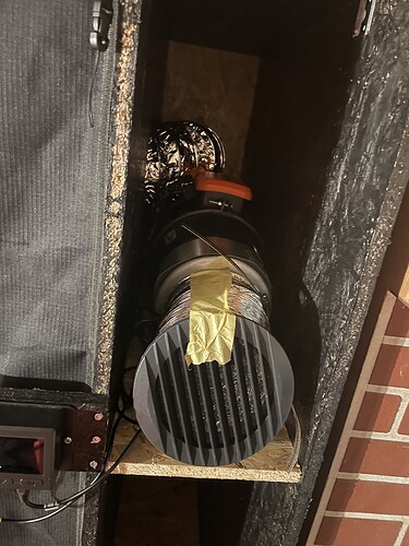 Ein Lüftungsrohr und ein Lüfter sind in einem Schrank montiert.