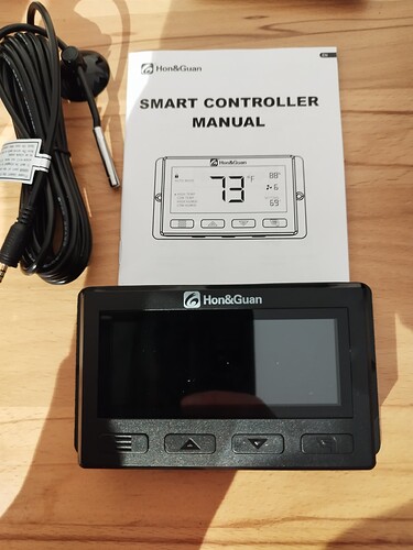 Ein Hon&Guan Smart Controller mit dazugehörigem Handbuch und einem Temperatur-/Feuchtigkeitssensor.