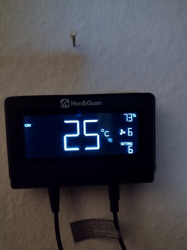 Ein digitales Thermometer/Hygrometer zeigt 25 Grad Celsius und 73% Luftfeuchtigkeit an.