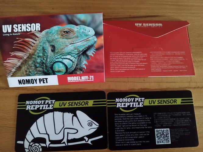 Ein Bild von UV-Sensorkarten für Reptilien, die zur Überprüfung der UV-Strahlung von Lampen verwendet werden. Auf den Karten sind ein Leguan und ein Chamäleon abgebildet.