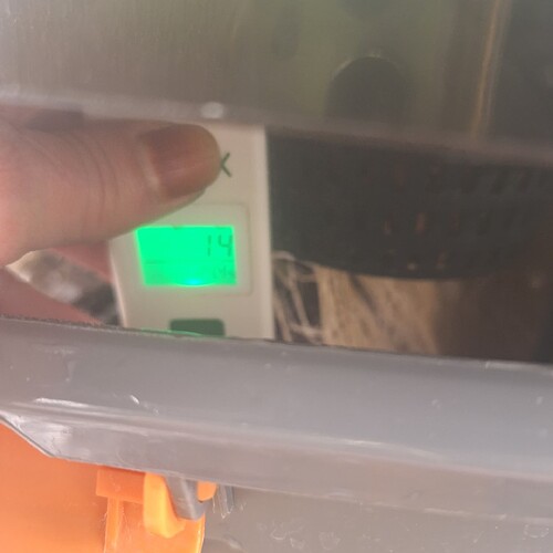 Ein Finger hält ein Messgerät mit einem grünen Display, auf dem '14' und darunter 'EC' steht.