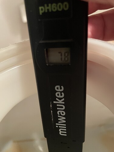 Ein pH-Messgerät von Milwaukee zeigt einen Wert von 7.8 an.