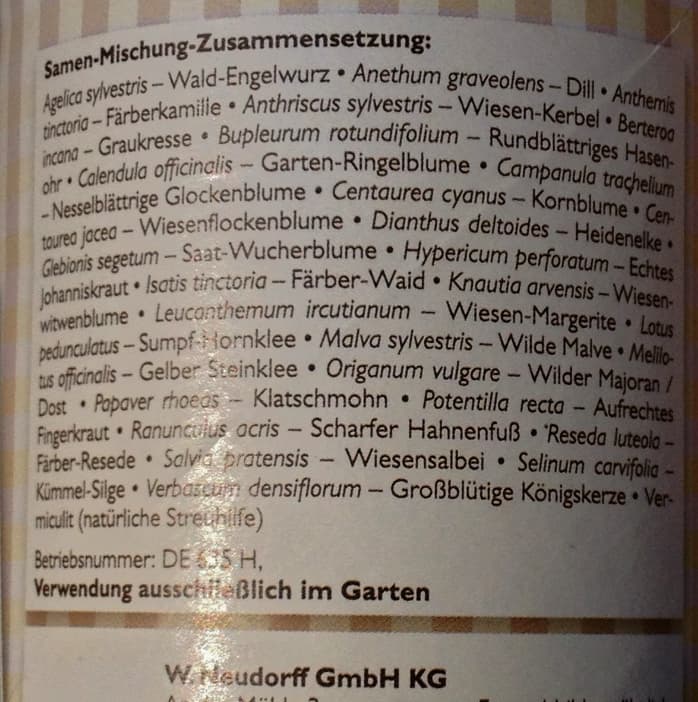 Ein Foto einer Produktverpackung mit einer Liste der Inhaltsstoffe einer Samenmischung für Insekten.