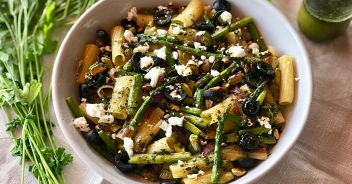 pasta-con-esparragos-aceitunas-y-pistachos-kRCE--1200x630@abc